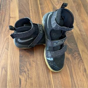 Nike LeBron Soldier 10 PS ‘Black Gum’ kids basketball shoes size 3Y